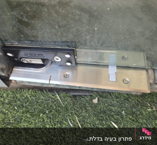 תמונה של דלת זכוכית עם מנגנון נעילה